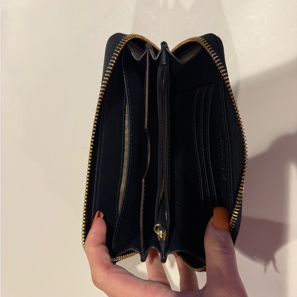 Michael Kors Jet Set Travel Continental Wallet - Picture 7 of 12